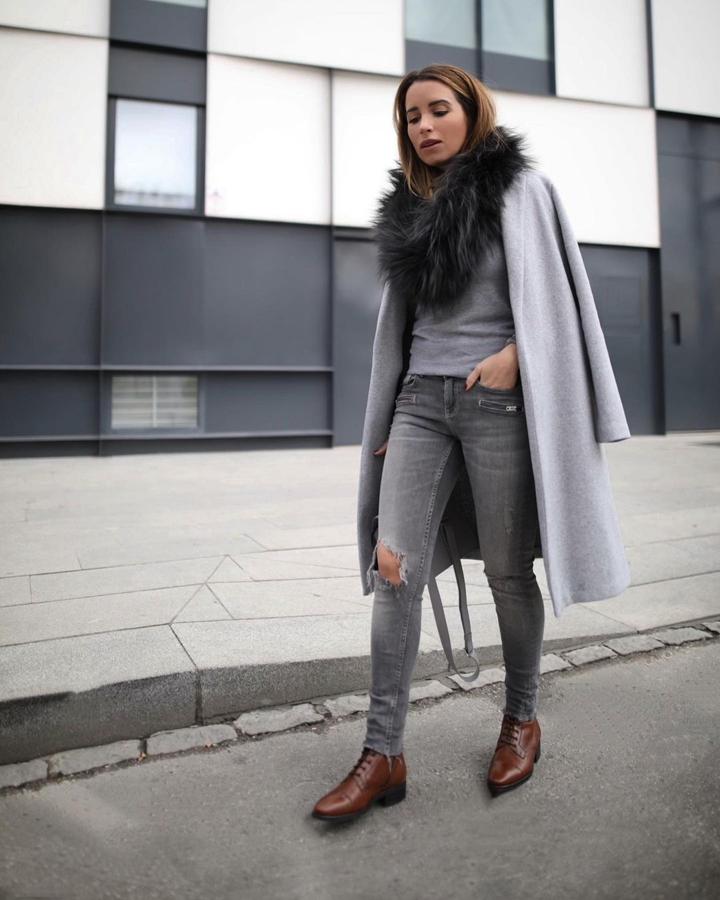 Patricia García en cambio, prefirió llevar unos de Zara con rotos y combinarlos con unos zapatos abotinados.