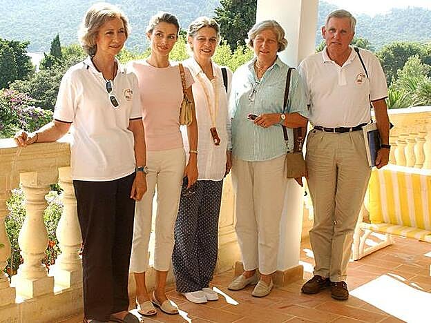 La reina Sofía junto a Doña Letizia, la princesa Irene de Grecia, la princesa Tatiana Radziwill y su marido, Jean Henri Fruchaud.