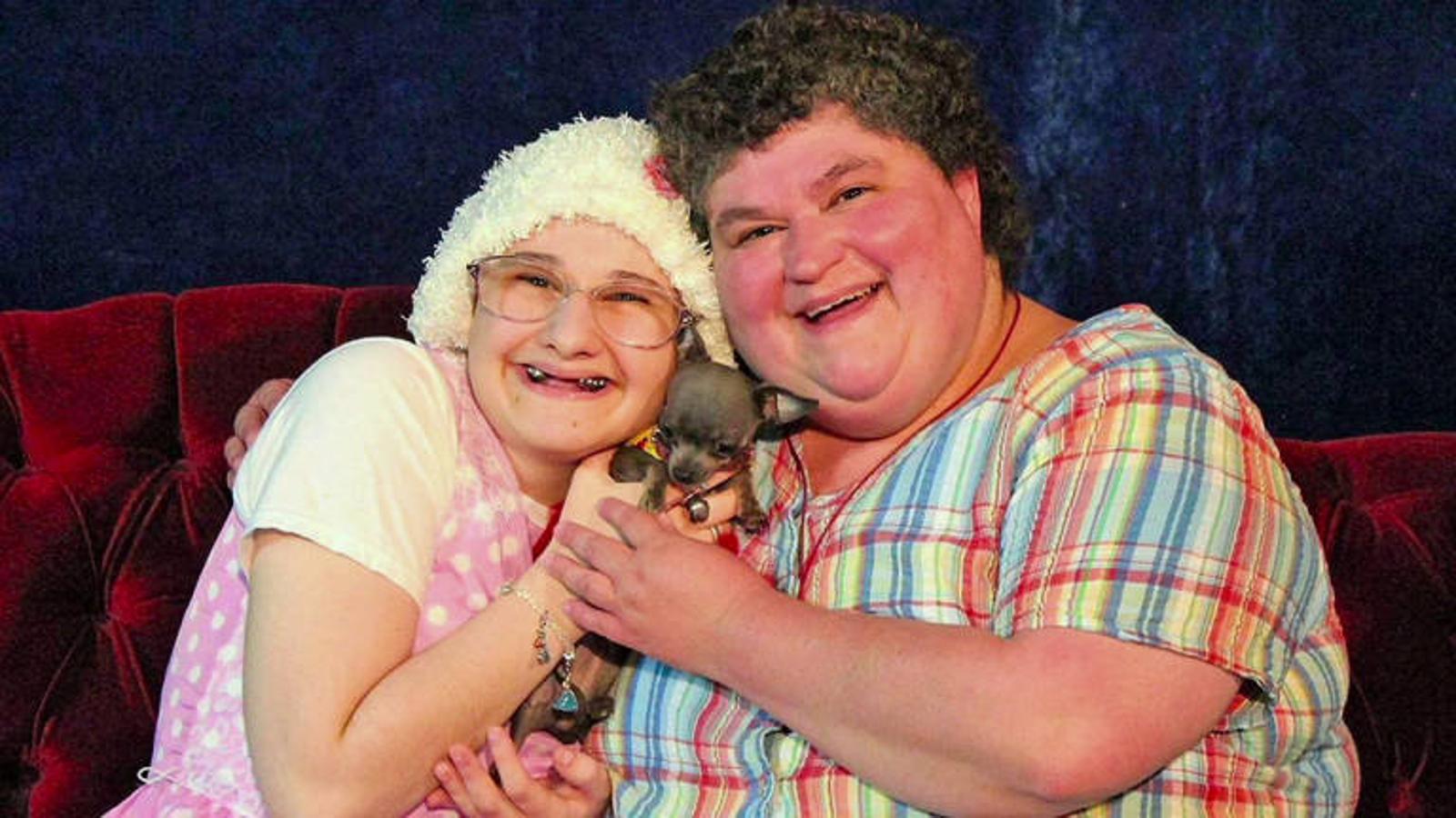 La historia de Dee Dee Blanchard y su hija Gypsy ya es parte del 'gótico americano'. Ficcionada en una miniserie que protagonizan Patricia Arquette y Joey King, hoy te recomendamos la película documental que puedes ver en HBO: Mommy Dead and Dearest. Un truculento relato de una madre con síndrome de Munchausen por poderes y una hija que acaba conspirando para deshacerse de ella.