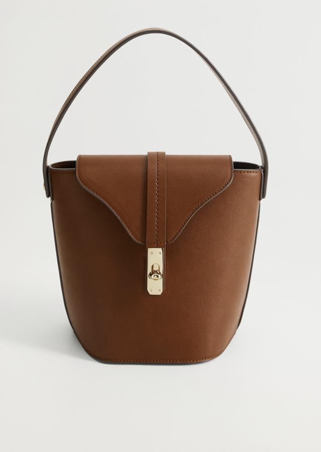 En color cuero, este bolso cuenta con dos asas, una corta y una larga, y cierre de clip metálico. Ahora tiene un precio de 15,99 euros.