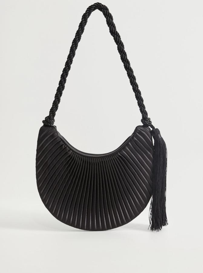 Este bolso negro con diseño baguette y detalle de pliegues cuenta con asa corta y cierre metálico de imán. Tiene un precio de 19,99 euros.