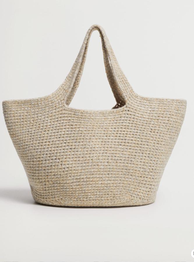 En tejido de punto de color gris, este bolo de asa larga doble también está rebajado y ahora tiene un precio de 19,99 euros.