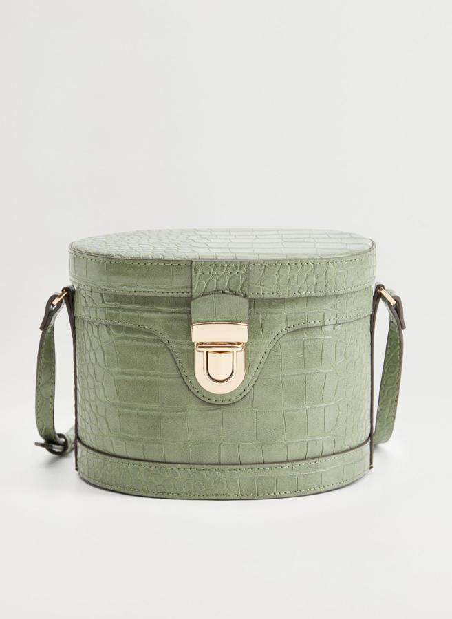 Disponible en verde o marrón, este bolso con diseño rígido y efecto cocodrilo cuenta con un asa larga ajustable y tiene un precio de 15,99 euros.