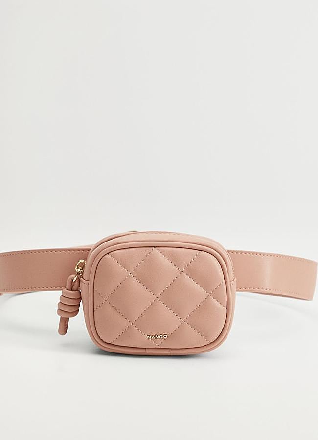 Disponible en nude o en negro, esta riñonera con tejido acolchado y cinturón ajustable cuenta con cremallera en la parte superior y tiene un precio rebajado de 9,99 euros.