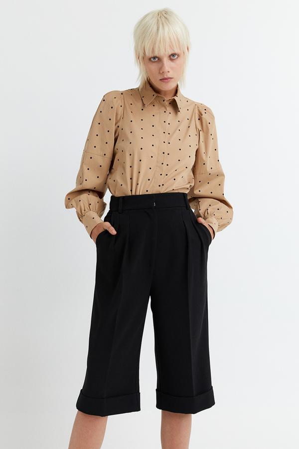 En color camel, esta camisa 100% algodón con manga amplia estampado de lunares tiene un precio rebajado de 15,99 euros.