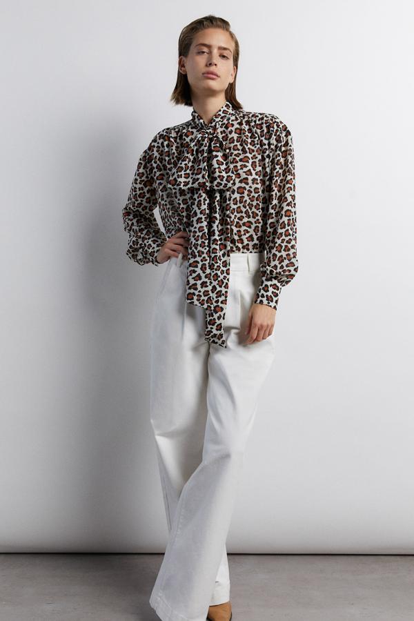 Con estampado de leopardo, esta camisa de manga larga con lazada en el cuello tiene un precio rebajado de 15,99 euros.