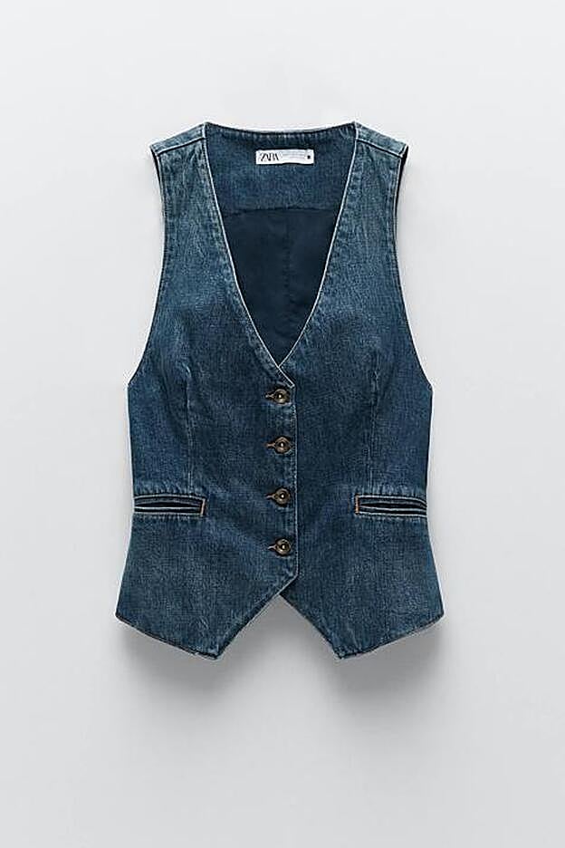 En color azul medio, este chaleco será clave en muchos de tus looks triunfadores.