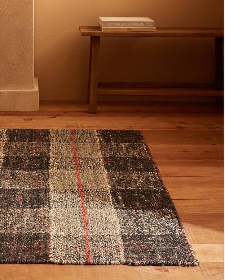 Esta alfombra de las rebajas de Zara Home pasa de 199 a 129 euros.
