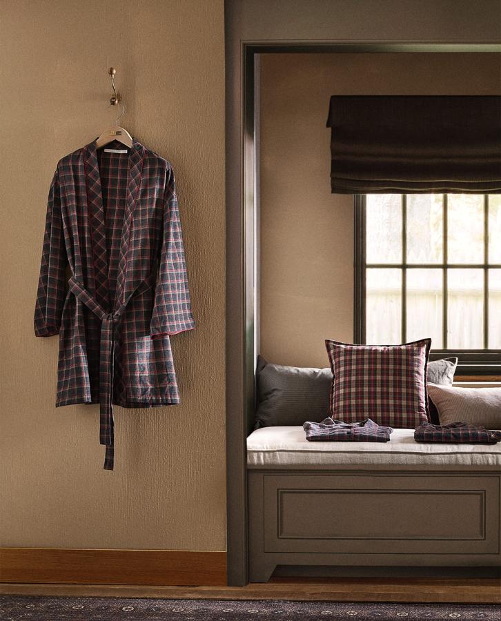 Esta bata de etar por casa con estampado de cuadros pasa de 49.99 a 39.99 euros.