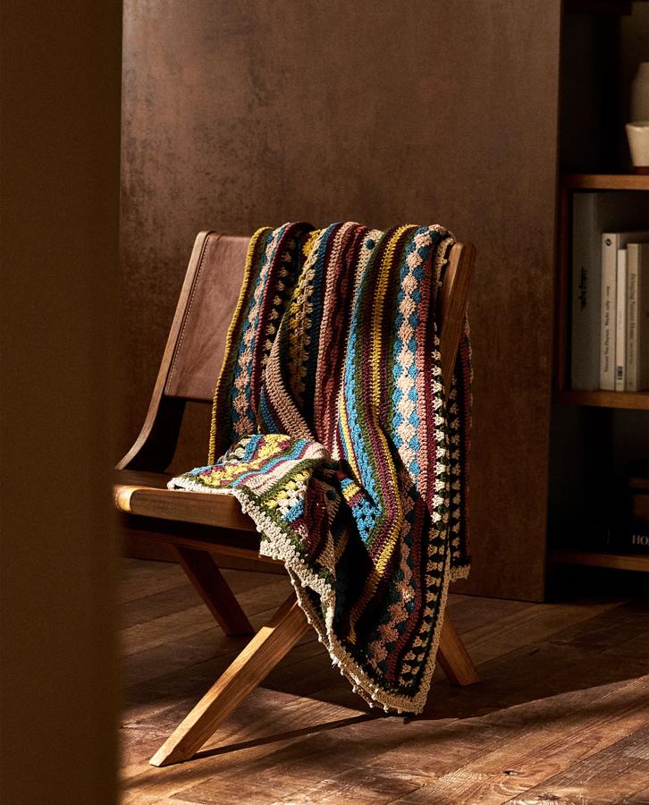 Esta colorida manta de crochet pasa de 89.99 a 69.99 euros en las rebajas de Zara Home.