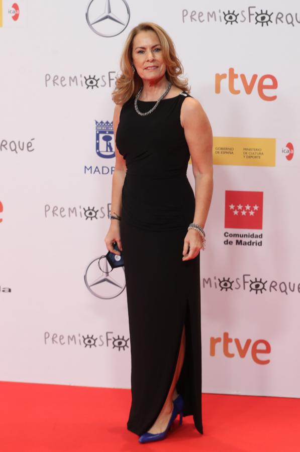 La deportista olímpica Theresa Zabell con un vestido negro.