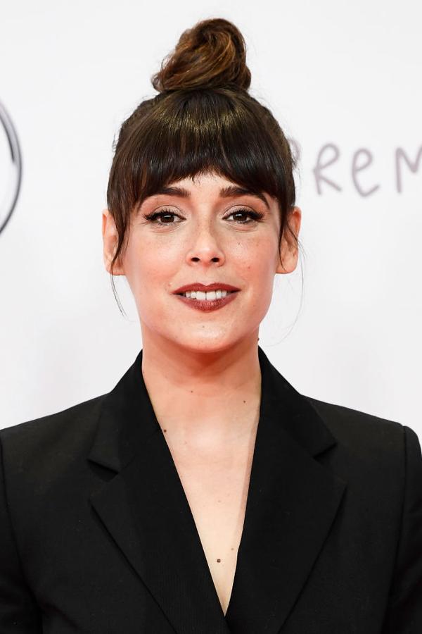Belén cuesta lució un moño alto con flequillo que le realizó Iván Gómez: "Para conseguir el recogido de Belén Cuesta recomiendo no lavar el cabello previamente. El truco profesional es ir peinando el cabello en dirección ascendente, como si fuéramos a hacer una coleta e ir aplicando Huomo hold de Shu Uemura, un spray fijador". Acompañó su 'look beauty' con un labial marrón de Chanel, y sombra de ojos clarita.