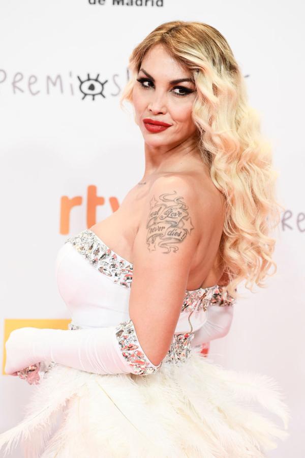 Daniela Santiago, la actriz nominada por 'Veneno', dejó su melena suelta con unas bonitas ondas y añadió a su look un maquillaje realizado por Kley Kafe y protagonizado por unos potentes labios rojos que consiguió gracias a el Rouge Velvet nº999 de Dior.