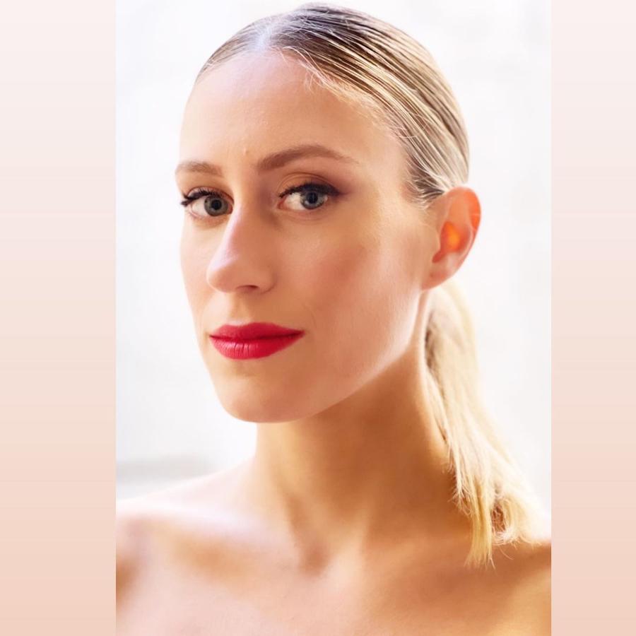 La actriz Teresa Riott y su maquillador, Gabriel Llano, apostaron por una maquillaje protagonizado por un labial rojo, un clásico de la alfombra roja, con la barra de labios Rouge Dior nº999. Una mirada intensificada gracias a varias capas de máscara Diorshow Iconic Overcurl en tono 090 Black y una coleta baja, pulida y con la raya al medio completaban su look.