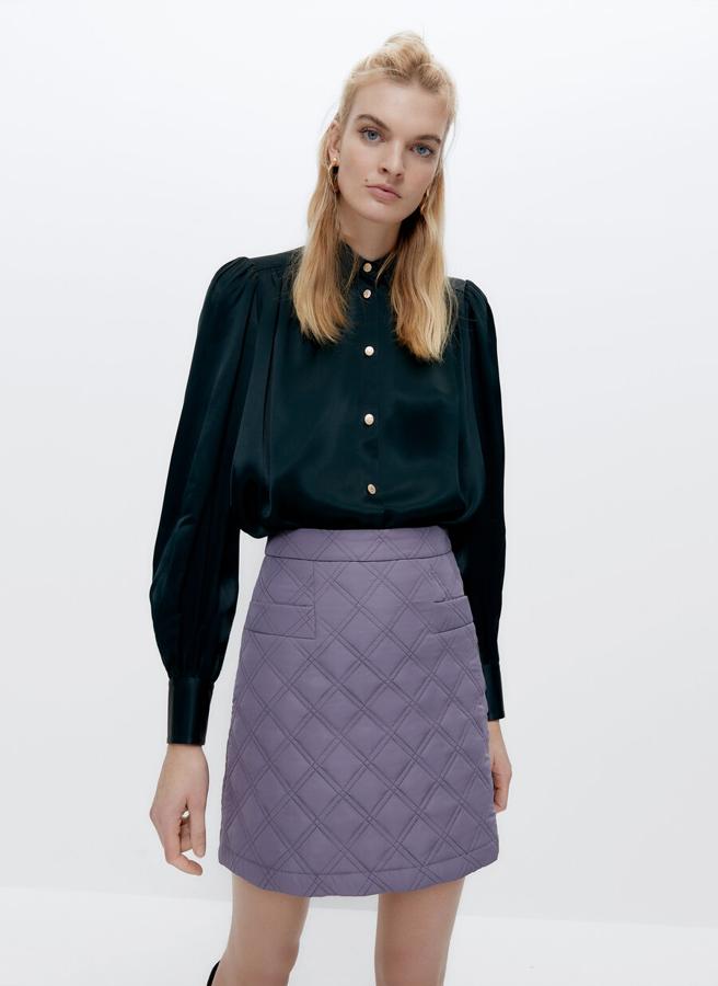 Confeccionada en nylon acolchado, esta falda corta con bolsillos en delantero y fit evasé es de color lila y tiene un precio de 69 euros. Está disponible entre las tallas XS y L.