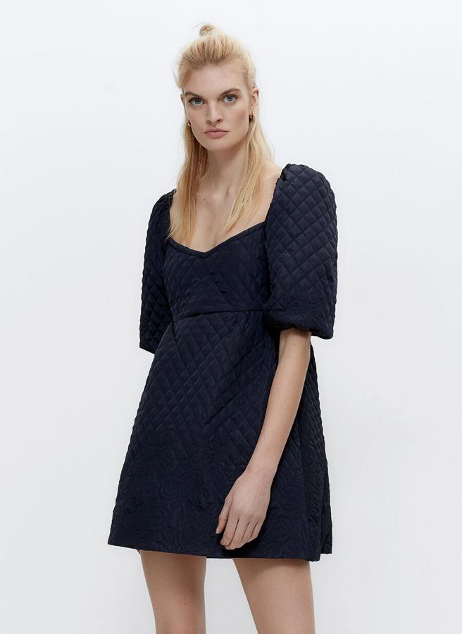 En azul marino, con diseño corto confeccionado en tejido de nylon acolchado, este vestido de manga abullonada con elástico en la muñeca y escote corazón amplio y cierre de cremallera oculto en la espalda. Podemos encontrarlo en las tallas S y M por 119 euros.