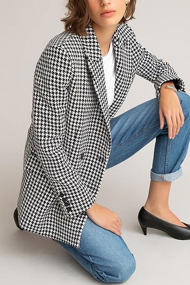 Americana con estampado de pata de gallo en blanco y negro de La Redoute (59,99 euros)