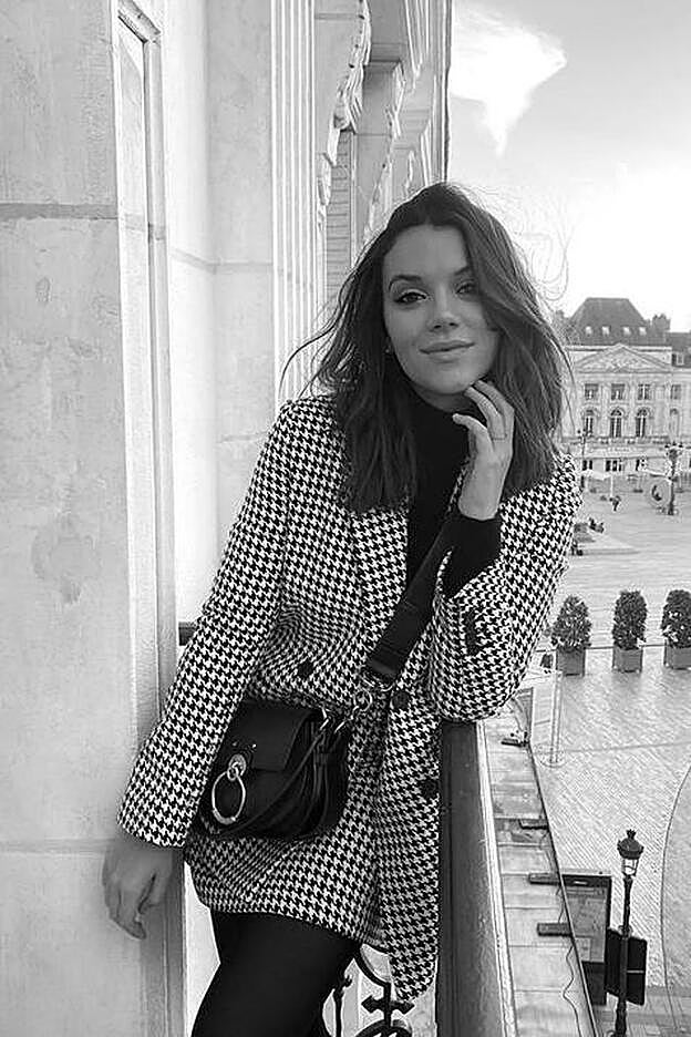 Look con americana y falda con estampado de pata de gallo de LaRedoute y bolso de color negro modelo Tess de Chloé