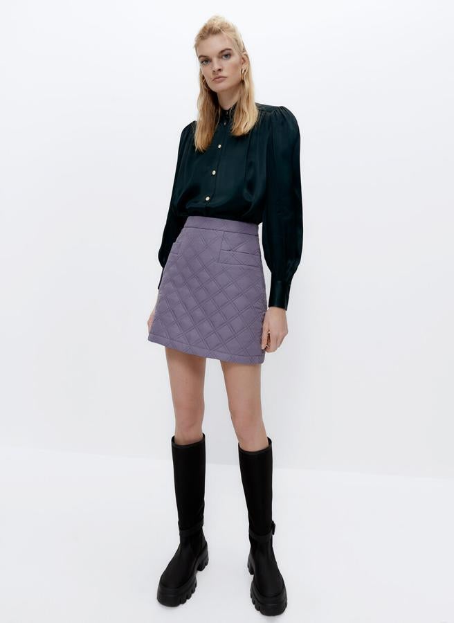 Mini falda de nylon acolchada en color malva, de Uterqüe. Cuesta 69 euros.
