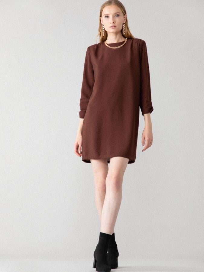 Un vesido tan sencillo como este de Lefties (rebajado a 3.99 euros) consigue dar forma a un look perfecto con los complementos adecuados.