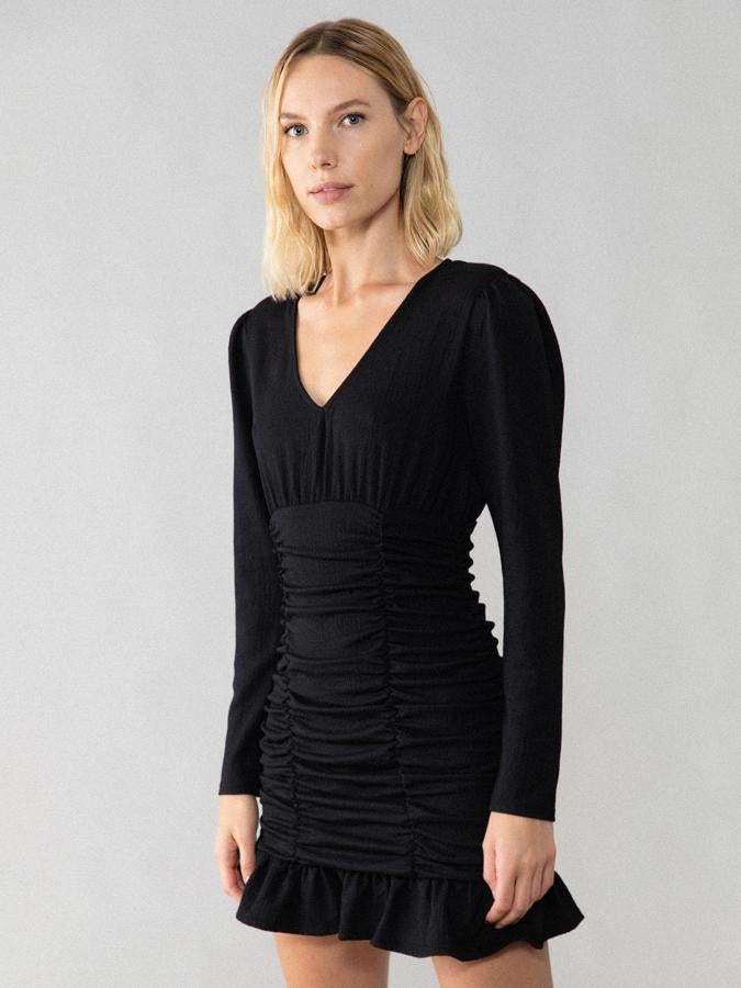 Quién no quiere un LBD más en su colección, si encontramos chollos como este de Lefties (3.99 euros en las segundas rebajas) que, además, hacen tipazo.
