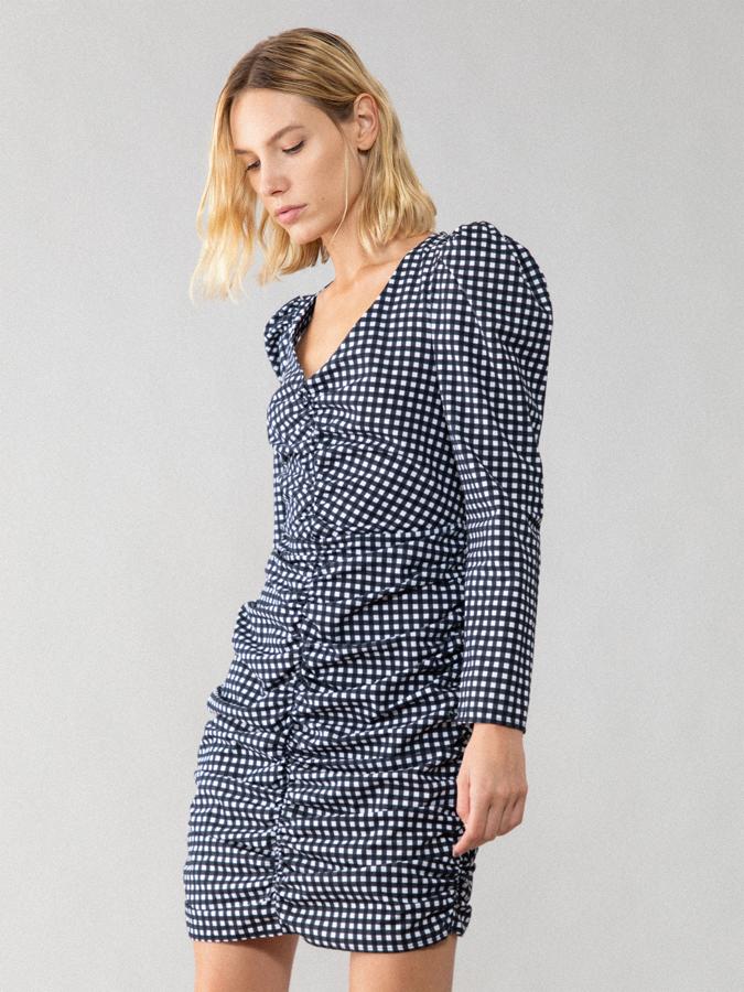 Este mini vestido drapeado con estampado de cuadros Vichy de Lefties está rebajado a 3.99 euros.