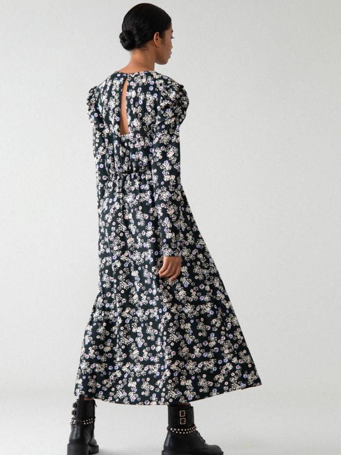 De largo midi y mangas abullonadas con hombreras marcadas, este vestido de flores también está rebajado en Lefties a 3.99 euros.