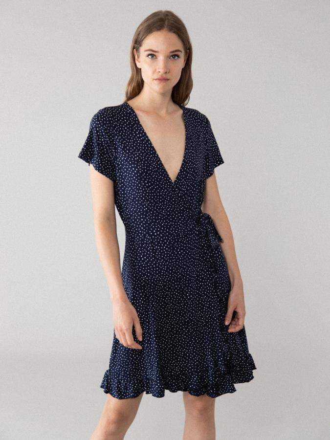 Perfecto para ir dando forma a nuestro armario de primavera-verano, este vestido de silueta wrap de Lefties está rebajado a 2.99 euros.