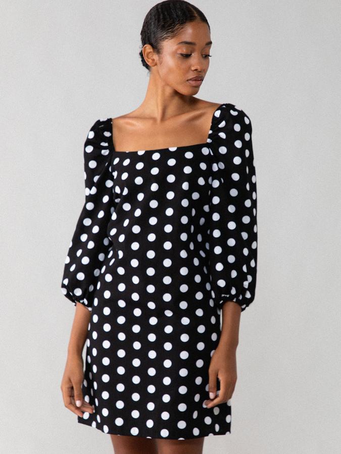 Los vestidos de lunares simpre son un acierto, y este de manga farol con escote cuadrado de Lefties, además, cuesta 3.99 euros.