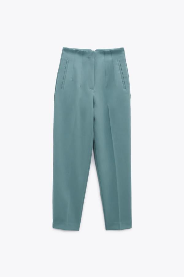 Pantalón de tiro alto verde agua de Zara: 25,95 euros. Costuras marcadas por delante y en la espalda, disponible desde la XS a la XXL.