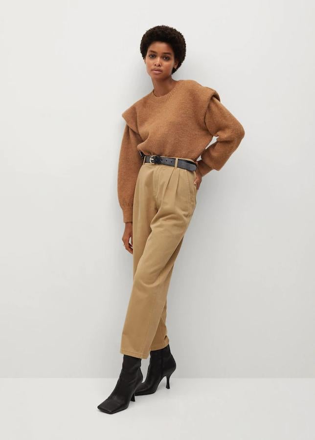 Pantalón de pinzas color arena de Mango: 19,99 euros (antes 29,99 euros). Disponible en la talla 34 y de la 38 a la 44. Fabricado en 100% algodón.