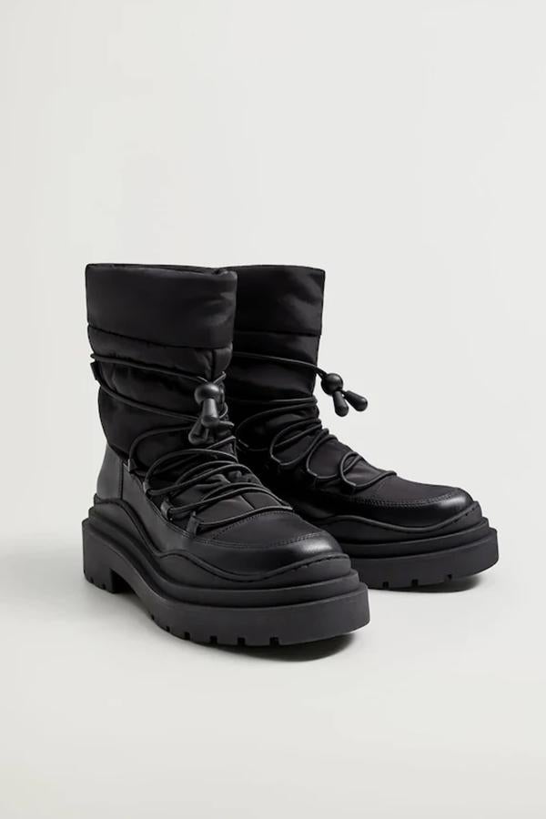 Botas impermeables negras de Mango: 49,99 euros. Botas impermeables (del 35 al 41) en color negro, con cordones y suela dentada.