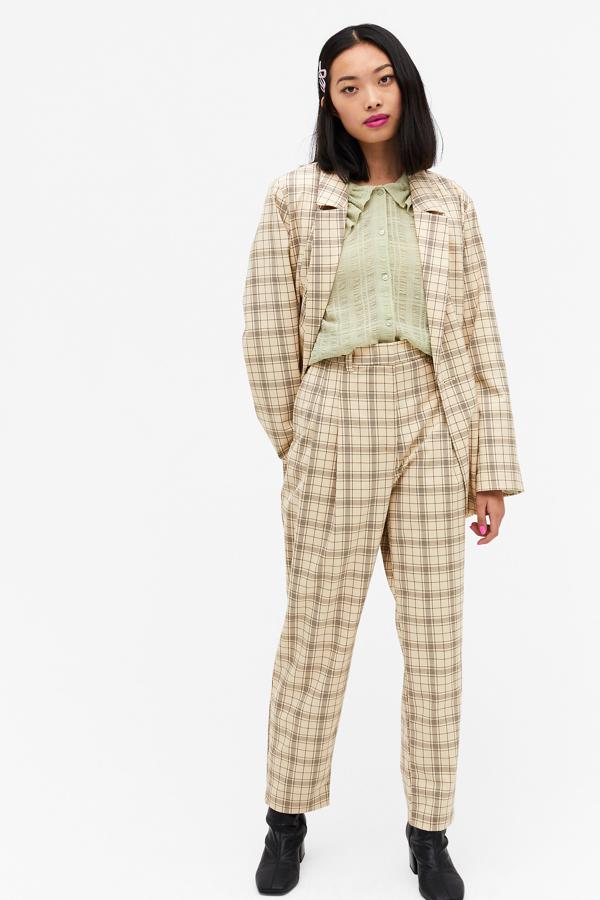 Pantalón de vestir de cintura alta y pernera recta de Monki: 25 euros. Estampado de cuadros en tonos crema (más opciones disponibles). Desde la talla 32 a la 48.