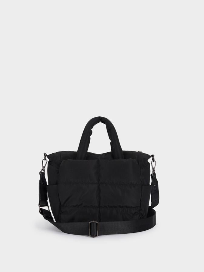 Confeccionado en nylon, este bolso shopper con cuerpo y asas acolchadas es de Parfois, viene también con asa de hombro y cuesta 25,99 euros.