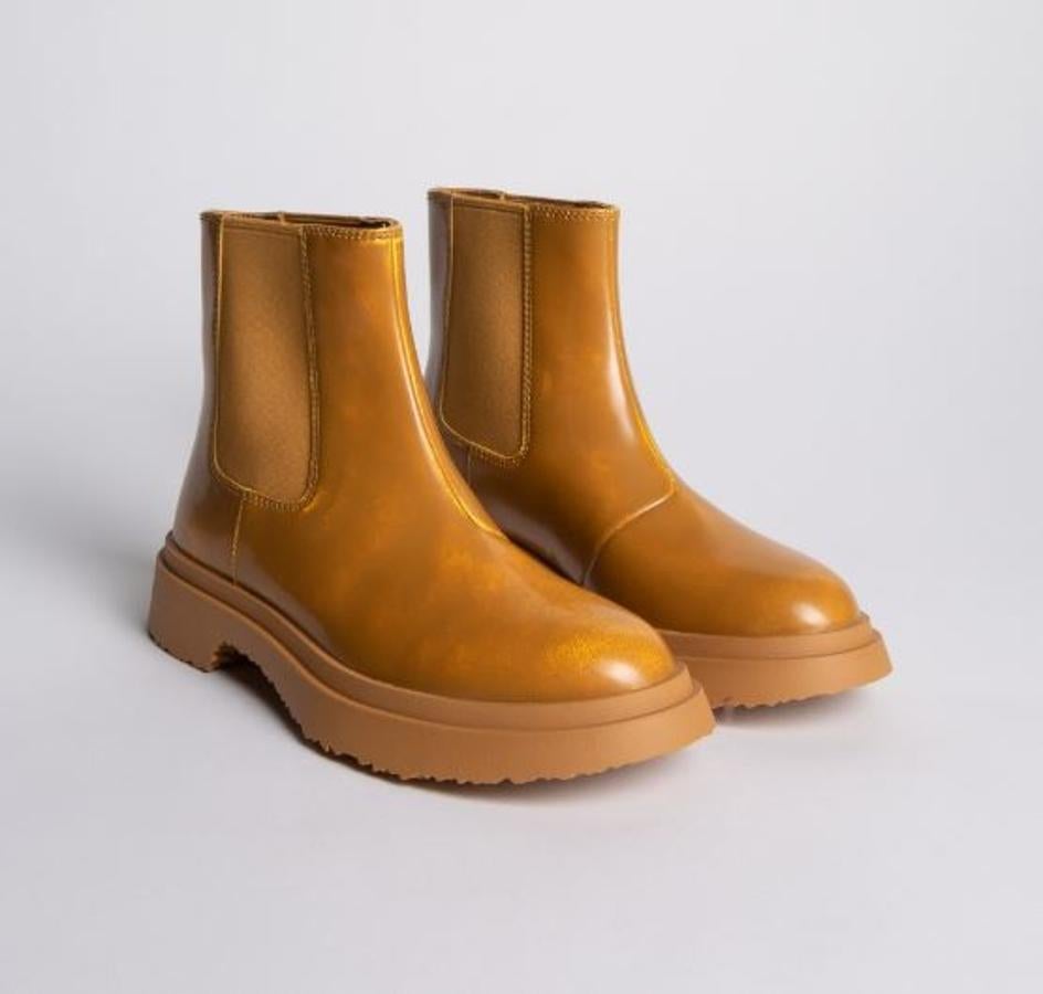 Botines tipo chelsea aptos para el agua en color camel , de Camperlab (210 euros).