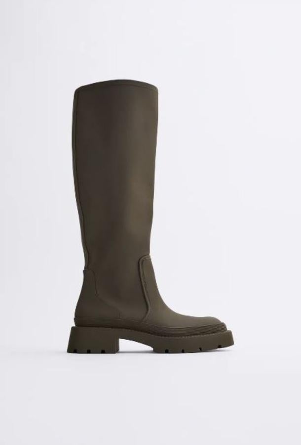 Botas de agua verde caqui de estilo engomado, de Zara (45,95 euros).