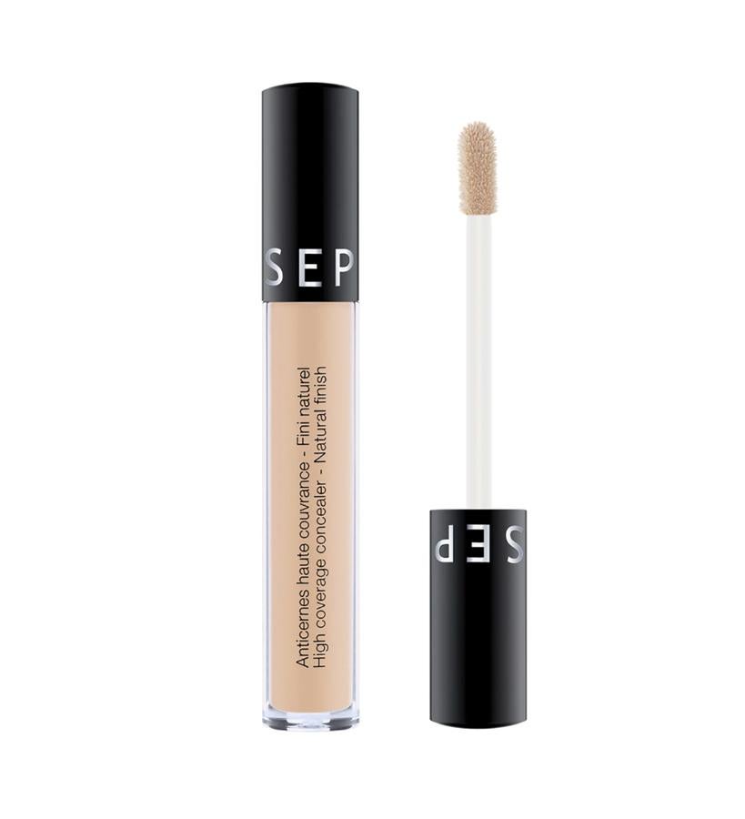 Su fórmula de alta cobertura está enriquecida con pigmentos puros, materiales soft focus y gel rellenador. Su textura es fluida, flexible y ultraligera. Camufla, difumina y alisa las ojeras y las imperfecciones, con un resultado natural y de larga duración, sin dejar ningún rastro de producto. Está disponible en 26 tonalidades.  Antiojeras de Alta Cobertura de Sephora Collection  (13,99 €).