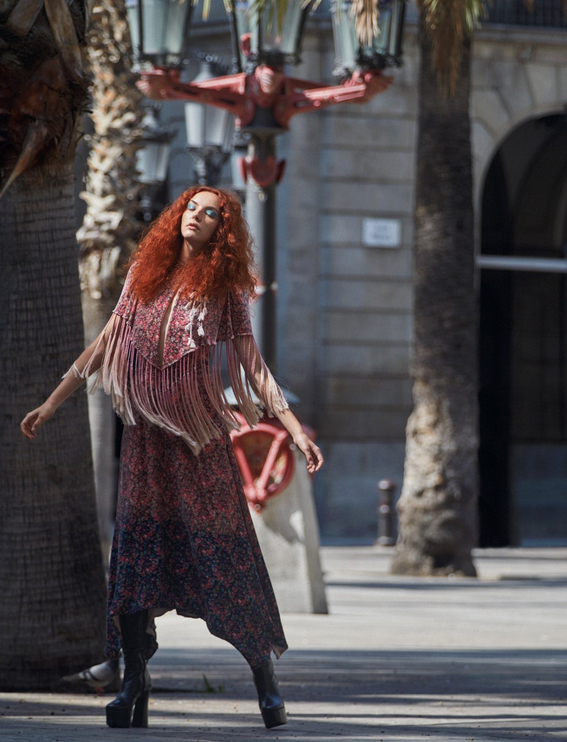Vestido estampado, y botas de cuero con plataforma, todo de Philosophy Di Lorenzo Serafini.