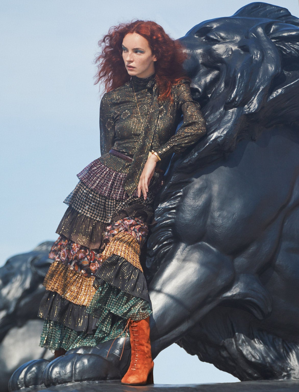 Vestido de lúrex, colgante, cinturón y pulsera, todo de Celine. Las botas son de Hispanitas.