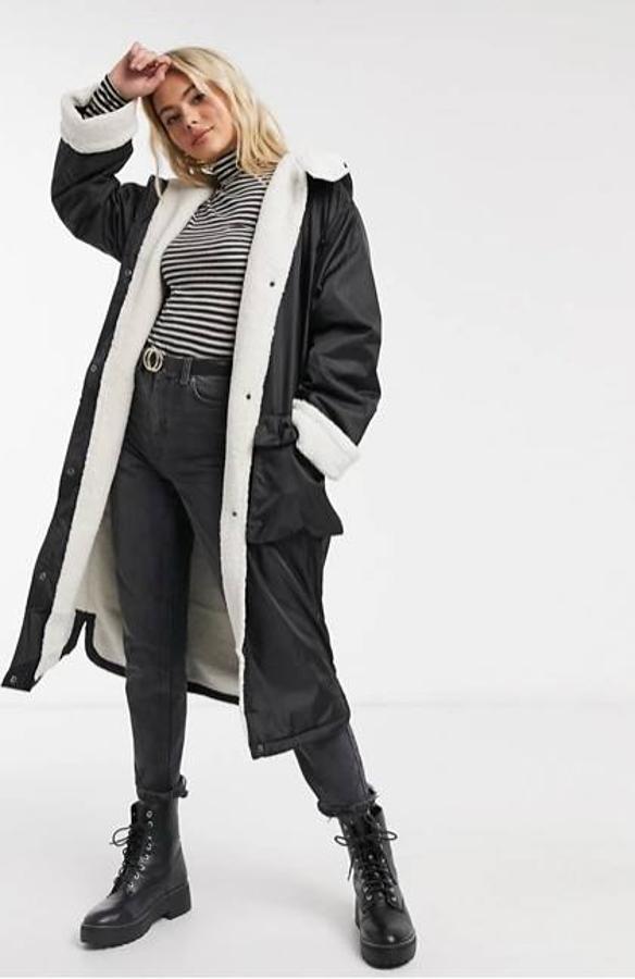 Está claro que no es el más barato de la lista y, además, es el único que no está rebajado, pero con este chubasquero, además de no mojarte, estarás calentita gracias al forro de borreguito. Precio actual: 77,99 euros.