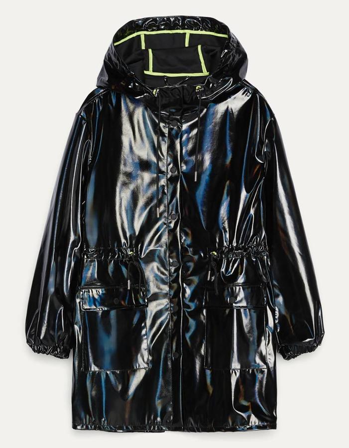 Chubasquero negro brillante con capucha ajustada por cordón. Rebajado de 45,99 a 19,99 euros.
