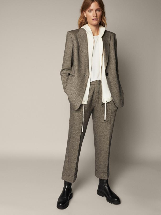 Con estampado pata de gallo en versión mini, esta americana de Massimo Dutti viene con cuello con solapa de pico, cierre de un botón a contraste, dos bolsillos laterales de solapa y abertura en la parte posterior. Disponible entre las tallas 34 y 44, tiene un precio de 129 euros.