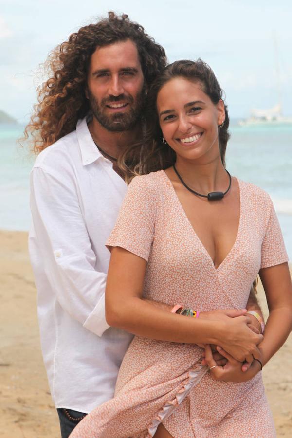 Raúl y Claudia iniciaron su historia de amor como una relación abierta. Sin embargo, los celos de ella la llevaron a cambiar de postura y convencer a Raúl de que debían redirigir su camino hacia una relación tradicional, en la que no tuvieran cabida otras personas. Aunque aseguran vivir una etapa de felicidad, las dudas de Raúl y las inseguridades de Claudia han provocado que su relación no esté tan consolidada como les gustaría y acuden a República Dominicana con el objetivo de reforzarla.