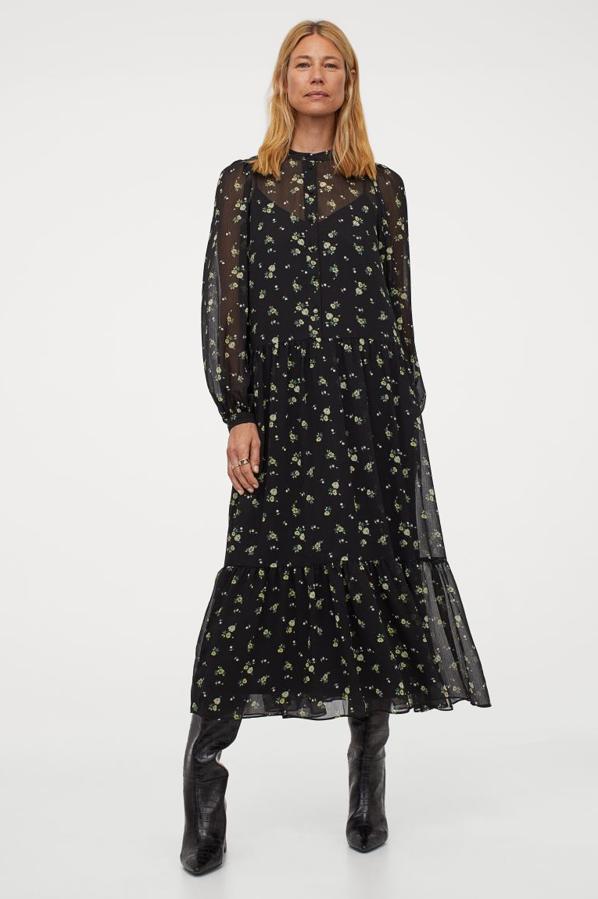 Con cuello mao y botones en la parte superior, este vestido de gasa en color negro con estampado floral en amarillo viene con mangas abullonadas, puños finos abotonados y falda con fruncido escalonado. Está rebajado y de 39,99 euros ha pasado a costar 21,99 euros. Podemos encontrarlo entre las tallas XS y XXL.
