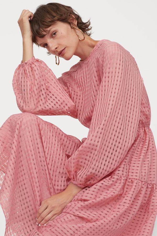 En tejido de jacquard en rosa de antaño, este vestido que queda por encima de los tobillos viene con mangas raglán globo con botón en los puños, costura en la cintura con cordón de ajuste doble y tiras finas de anuda. La falda está escalonada para darle más vuelo y tiene un precio de 39,99 euros. Está disponible entre las tallas XS y XXL.