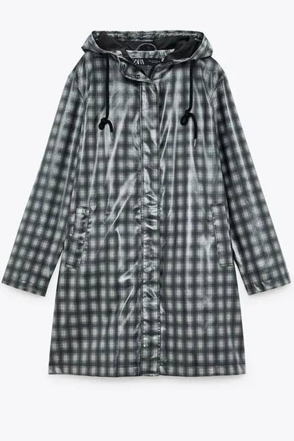 Si los cuadros son lo tuyo, en Zara podrás encontrar este chubasquero estampado. Rebajado de 39,95 a 17,99 euros.