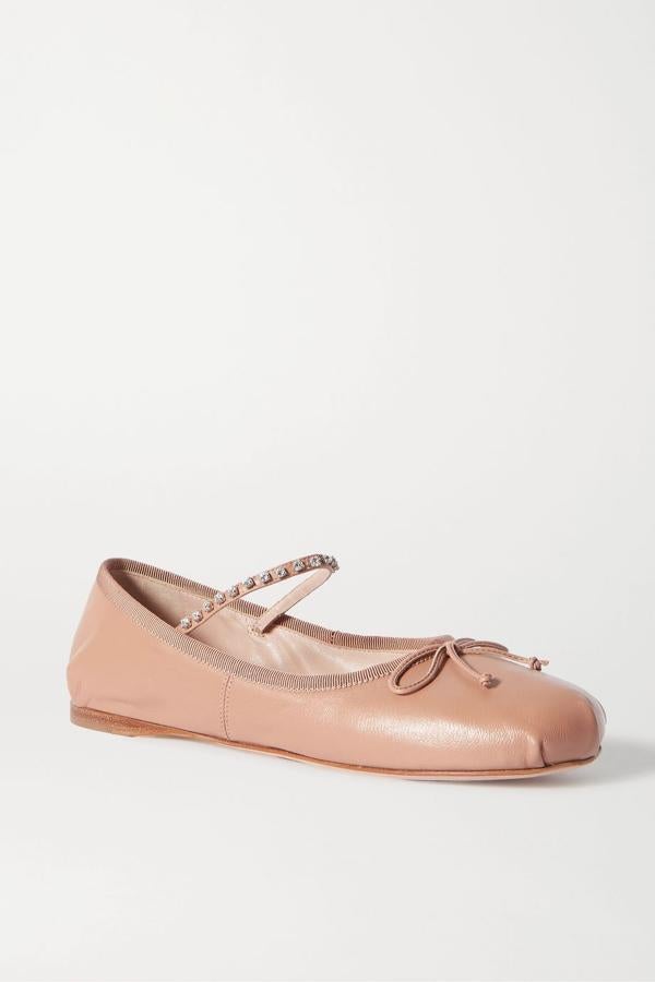 Merceditas de cuero con tira con cristales bordados, de Miu Miu (550 €).