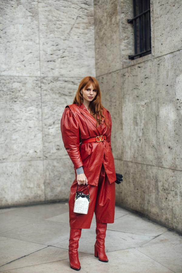 Pura inspiración ochentera, plantar cara a un día gris con grandes dosis de color y dos tendencias de rabiosa actualidad: las prendas de piel y las bermudas.