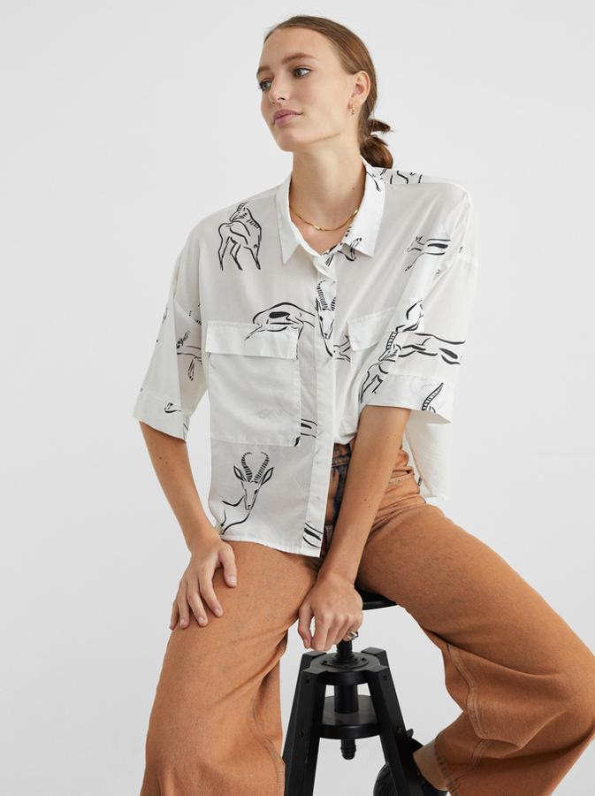 Camisa con bolsillos y estampado de animales. Rebajada de 25,99 a 17,99 euros.