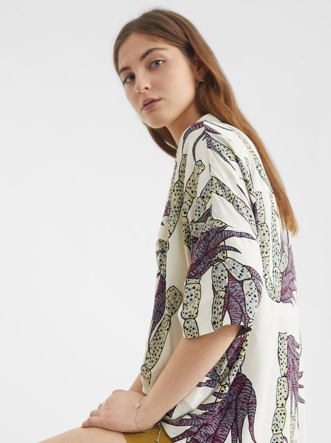 Camisa de estampado tropical. Rebajada de 29,99 a 19,99 euros.
